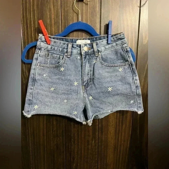 Blue Jean shorts/ white flowers - Picture 1 of 7